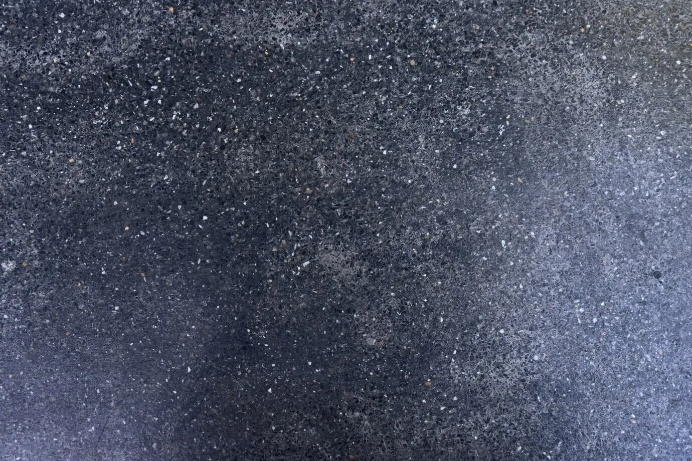 Textur von robustem Holzboden und nackter Steinwand.