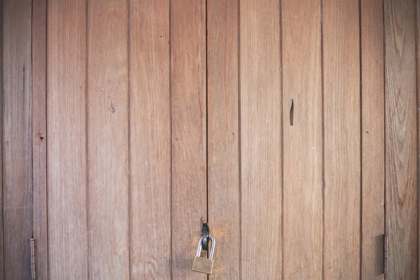 Bitte sende den Originaltext der Bildbeschreibung, den ich auf Deutsch umformulieren soll.